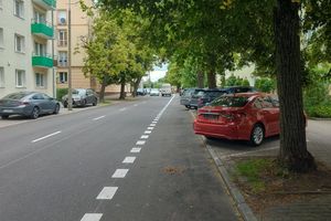 Drogowcy wyrzucają kierowców z chodnika na jezdnię 