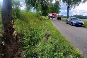 Niebezpieczne dachowanie pod Wólką Orłowską. Kierowca w szpitalu