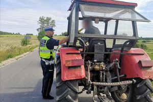 Kierowca pijany, bez uprawnień, a ciągnik bez OC