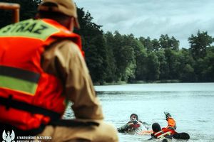 Terytorialsi z Morąga trenowali z nowomiejskimi strażakami nad jeziorem Dębno