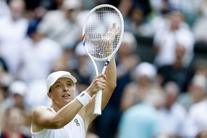 Świątek w meczu pełnym zwrotów akcji na trawie Wimbledonu