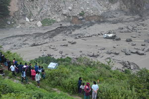 Nepal: Wezbrana rzeka porywa 18 osób, niszczy most łączący kraj z Chinami