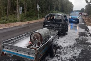 Samochód spłonął. Przyczepka została...