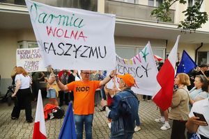 [ZDJĘCIA] Olsztyn podzielony hasłami: manifestacje „Stop imigracji!” i kontrpikieta KOD