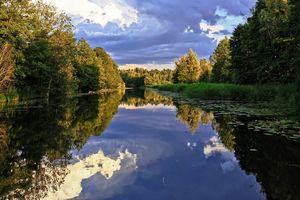 Popularność Kanału Elbląskiego ma swoją cenę – brzegi w niebezpieczeństwie 