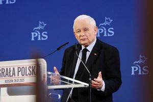 Kaczyński wzywa do obecności pod Sejmem 6 sierpnia