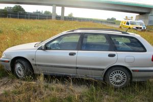 Pijany kierowca z 4 promilami wiózł kobietę i dziecko – wjechał do rowu