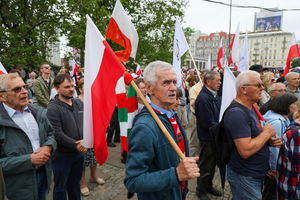Chaos w Warszawie. Patrioci przeciw migracji zaatakowani przez kontrmanifestację