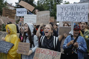 Kartonowy Majdan w Kijowie. Ukraińcy żądają przywrócenia niezależności organów antykorupcyjnych
