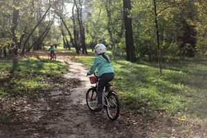 Kaski obowiązkowe! Nowe przepisy dla dzieci na rowerach i hulajnogach