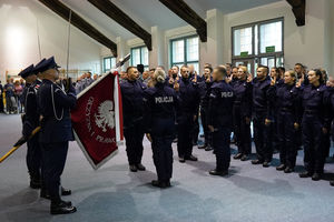 Nowi i doświadczeni funkcjonariusze razem podczas uroczystości w Olsztynie