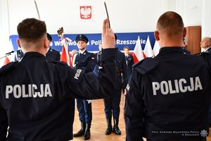 Ślubowali służbę – nowi policjanci dołączają do podkarpackiej formacji