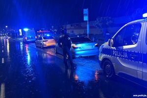 Jechał środkiem drogi i gwałtownie hamował. Miał prawie 2,5 promila