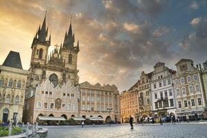 Część Pragi bez prądu. Stanął transport miejski, ludzie utknęli w windach, nie działają bankomaty
