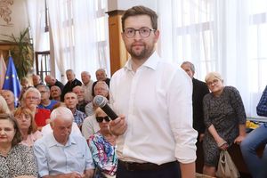 Pełna sala, mnóstwo emocji. Poseł Śliwka ostro o rządzie i sejmiku [ZDJĘCIA]