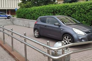 Zamiast na parking, zjechał... po schodach! Zdumieni policjanci interweniowali