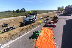 Groźny wypadek na DK16. Siedem osób rannych, droga zablokowana [ZDJĘCIA] 