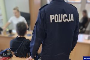 Spał na klatce schodowej z narkotykami w kieszeni 