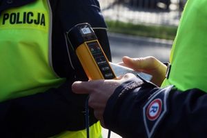 Motorowerzysta z Warszawy pijany na drodze. Wypadek bez ofiar