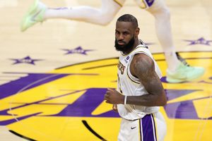 Król nie schodzi z tronu – LeBron James przedłuża kontrakt z Lakers