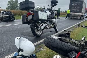 Wypadek motocyklistów na DK15. Droga zablokowana, wyznaczono objazdy