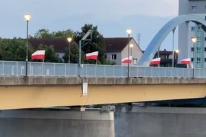 Most w Słubicach w biało-czerwonych flagach