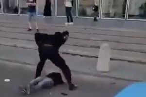 Brutalny atak czarnoskórego mężczyzny w centrum Warszawy 