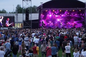 [ZDJĘCIA] Dni Iławy 2025 przyciągnęły tłumy na jubileuszowy koncert pod gwiazdami