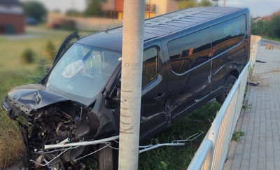 Nietrzeźwy kierowca przejechał przez dwie bariery ochronne