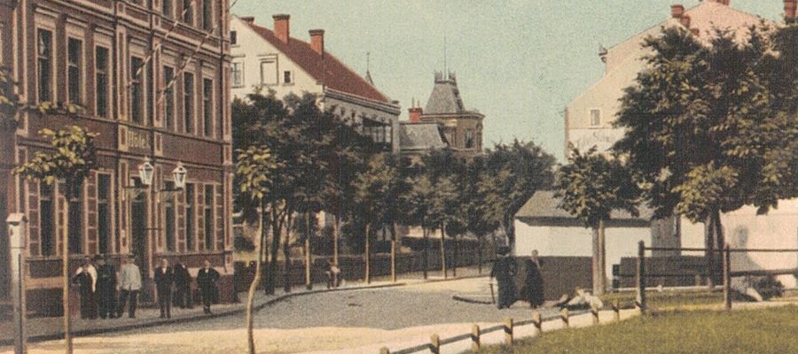 „Rotes Schloss” na pocztówce ostródzkiego wydawcy Juliusa Schwittaya (źródło: zbiory Muzeum w Ostródzie)
