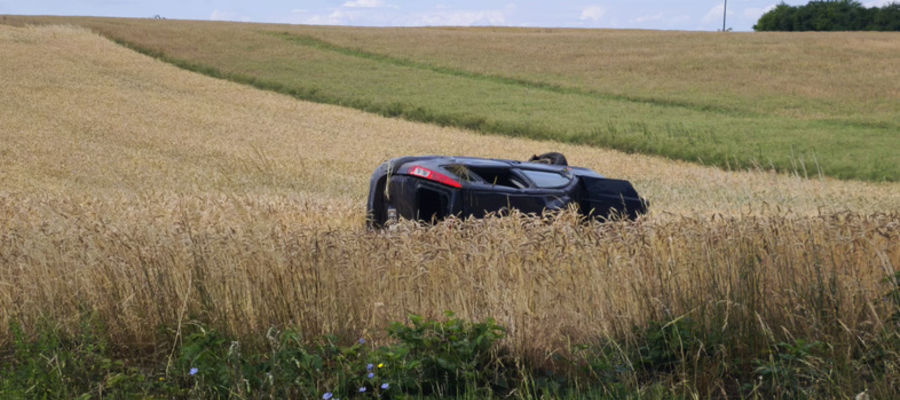 Auto osobowe marki Ford wypadło z drogi i dachowało...