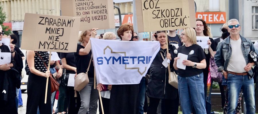 [WIDEO] Cóż szkodzi obiecać - protest pracowników olsztyńskiego ratusza