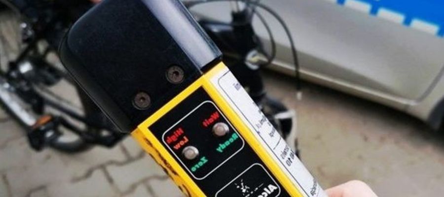 Rowerzysta jechał „zygzakiem”. Został ukarany wysokim mandatem