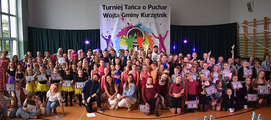 Wspólne zdjęcie uczestników turnieju tańca
