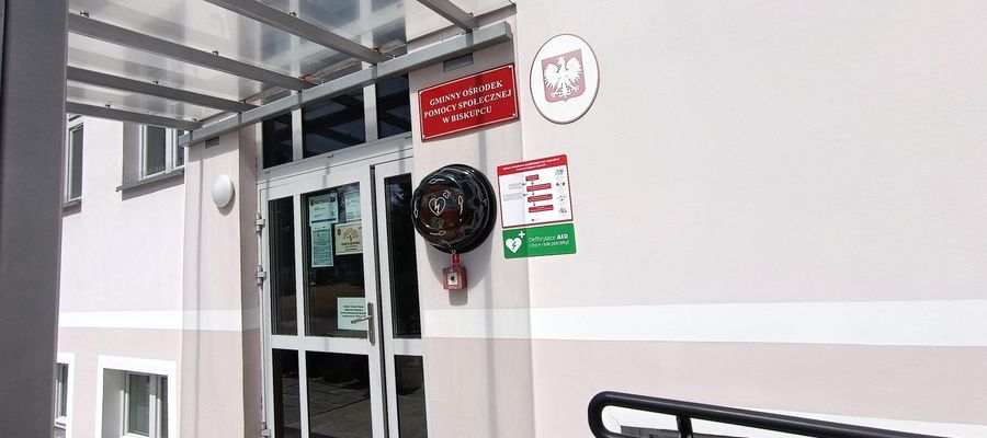 Defibrylator przy wejściu do Ośrodka Pomocy Społecznej w Biskupcu 
