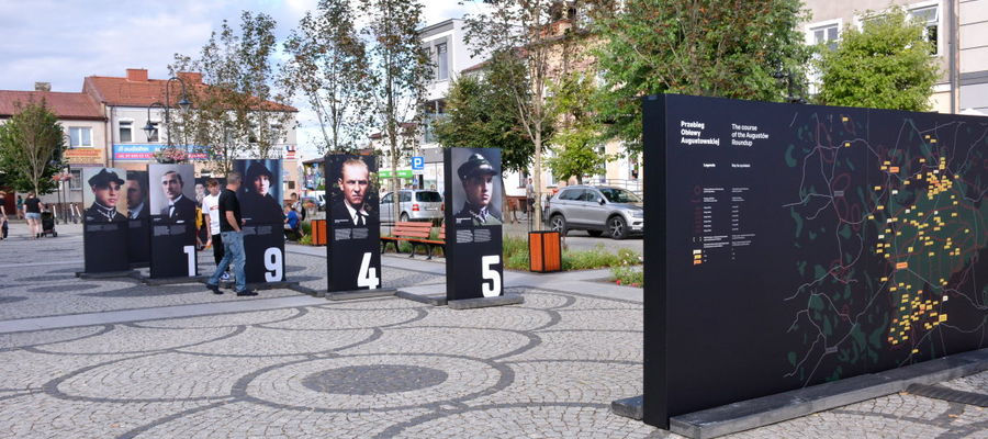 Wystawa „Przebieg Obławy Augustowskiej" na rynku w Augustowie w 2022 roku.