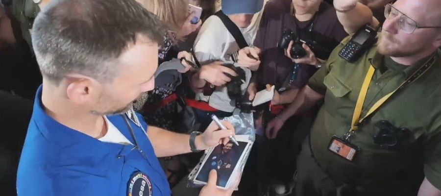 Fani witają Sławosza na Okęciu