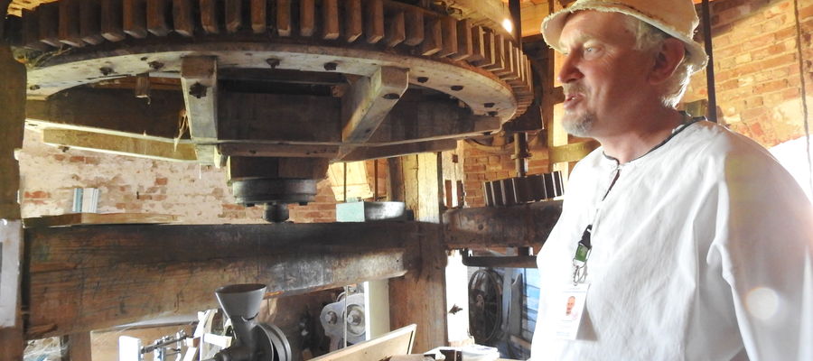 Krzysztof Bukowski we wnętrzu holenderskiego wiatraka w Łąkorzu