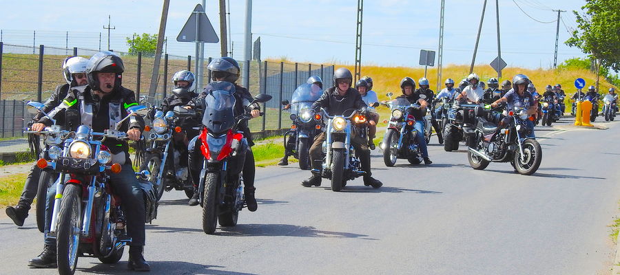 Kolumna motocyklistów wjeżdża do Mroczna od strony Nowego Miasta