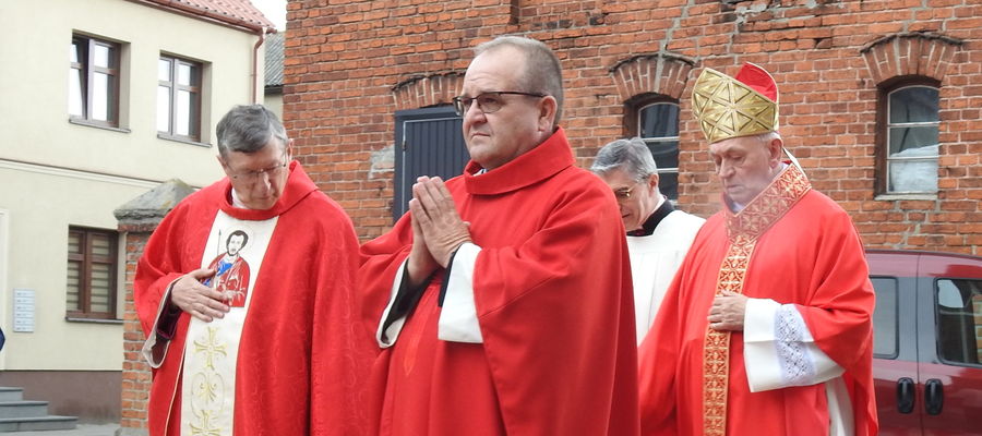  O. Marek Ochlak (na pierwszym planie) podczas uroczystości odpustu tomaszowego w nowomiejskiej parafii