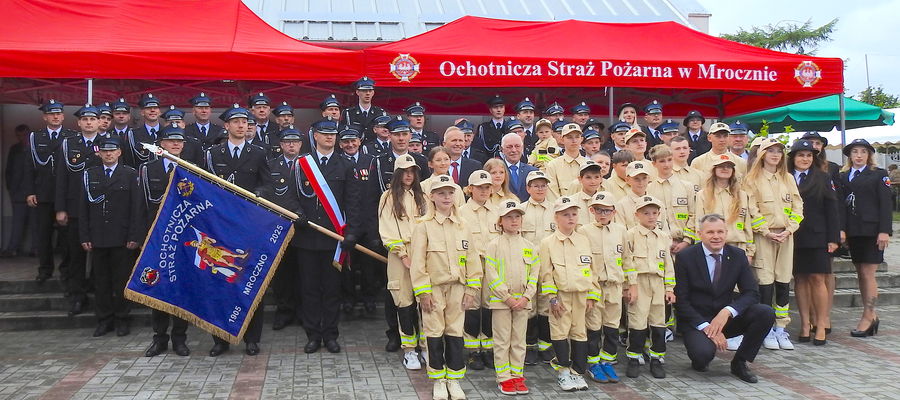 Ochotnicy z Mroczna z nowym sztandarem wraz z gośćmi imprezy