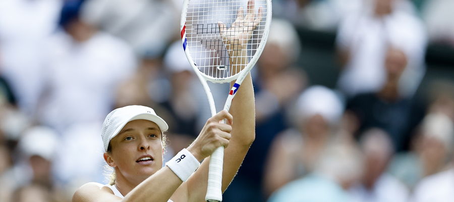 Świątek w meczu pełnym zwrotów akcji na trawie Wimbledonu