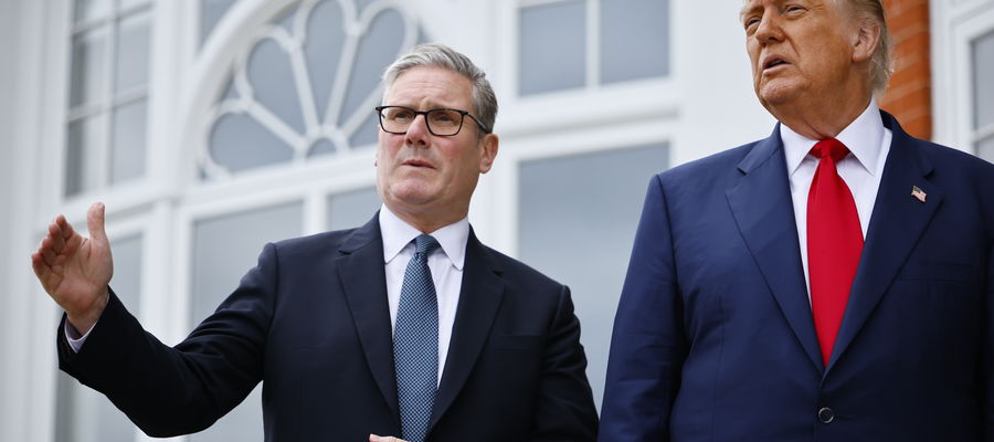Brytyjski premier Keir Starmer (L) i prezydent USA Donald J. Trump (R) przed spotkaniem w ośrodku golfowym Trump Turnberry w Turnberry w Szkocji, Wielka Brytania, 28 lipca 2025 r.