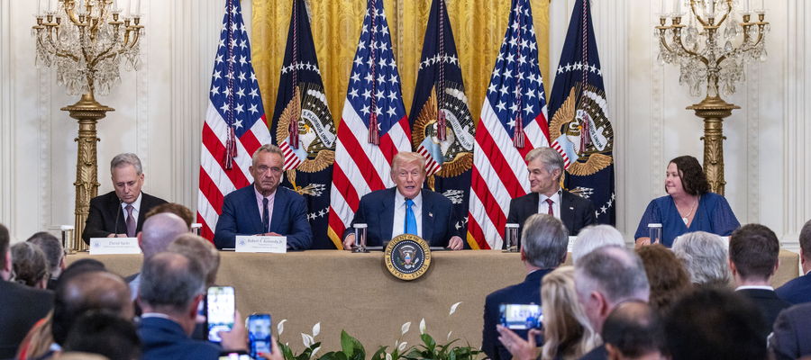 Prezydent Donald J. Trump, wraz z carem ds. sztucznej inteligencji i kryptowalut Białego Domu, Davidem Sacksem, sekretarzem HHS Robertem F. Kennedym Jr., doktorem Mehmetem Oz, administratorem Medicare i Medicaid Services oraz pełniącą obowiązki administratora Departamentu ds. Efektywności Rządowej (DOGE), Amy Gleason.
