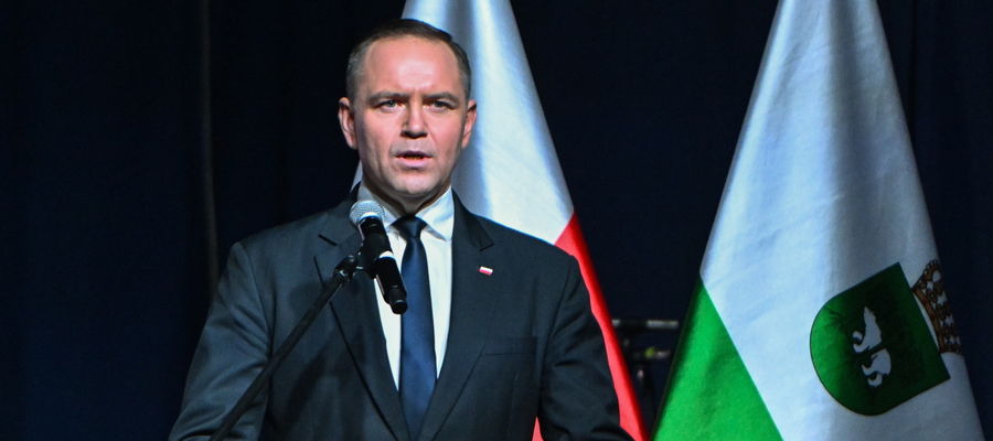 Prezydent elekt Karol Nawrocki podczas obchodów 82. rocznicy "Krwawej niedzieli" w miejscu planowanej budowy Muzeum Pamięci Ofiar Rzezi Wołyńskiej w Chełmie.