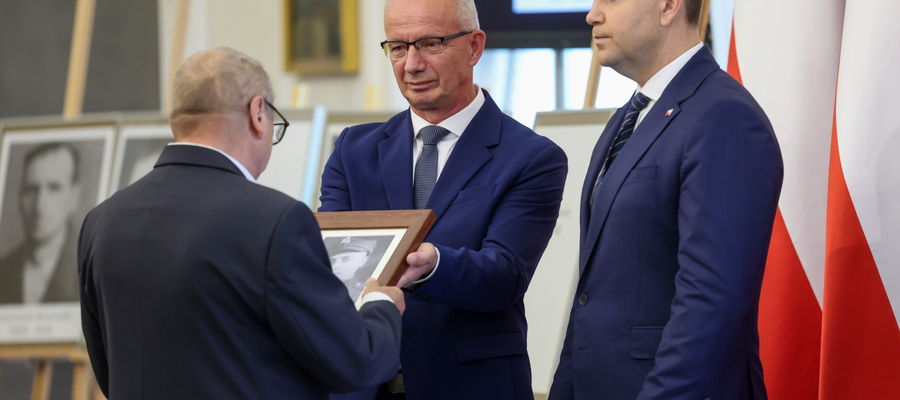 Prezydent elekt Karol Nawrocki oraz zastępca prezesa Instytutu Pamięci Narodowej Krzysztof Szwagrzyk podczas uroczystości wręczenia not identyfikacyjnych członkom rodzin ofiar totalitaryzmów.