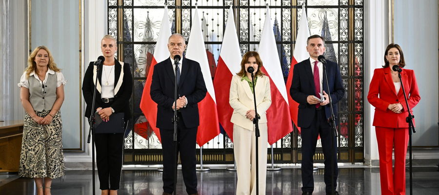 Posłowie Prawa i Sprawiedliwości na konferencji prasowej w Sejmie.