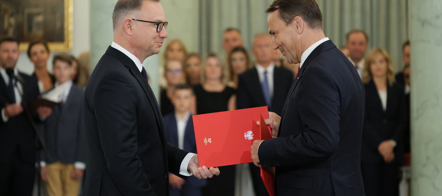 Prezydent Andrzej Duda  oraz powołany na funkcję wicepremiera, szef MSZ Radosław Sikorski podczas zmiany w składzie Rady Ministrów w Pałacu Prezydenckim w Warszawie.