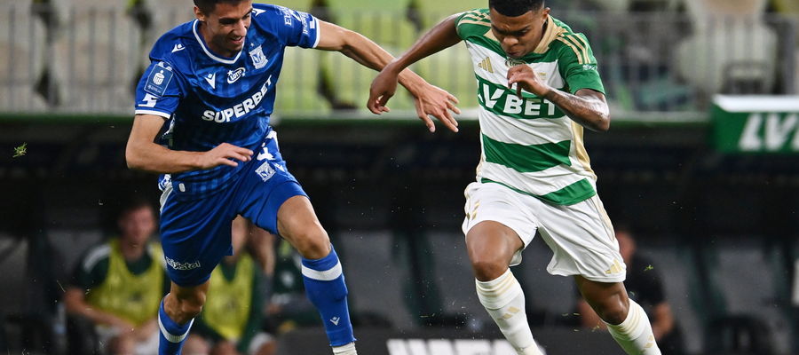 Piłkarz Lechii Gdańsk Camilo Mena (P) i Joao Moutinho (L) z Lecha Poznań podczas meczu 2. kolejki Ekstraklasy.
