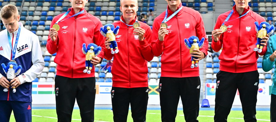 Złoci medaliści w biegu sztafetowym 4x400m: Maksymilian Szwed (2L), Marcin Karolewski (2P), Daniel Sołtysiak (P) i Wiktor Wróbel (3L) podczas dekoracji medalowej na 32. Letniej Uniwersjadzie.